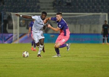 JORDAN Mintah (kiri) diasak keras pemain Kuching City FC dalam saingan Liga Super di Stadium Sultan Mizan Zainal Abidin, Kuala  Nerus, malam tadi. - UTUSAN/PUQTRA HAIRRY ROSLI