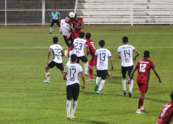 PERTAHANAN Terengganu, Argzim Redzovic mengeluarkan bola dari kawasan berbahaya dalam aksi Liga Perdana menentang Negeri Sembilan. - UTUSAN/ PUQTRA HAIRRY ROSLI