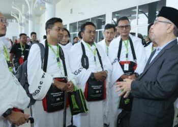 SYED SALEH Syed Abdul Rahman menyantuni kumpulan kedua petugas haji berlepas ke tanah suci di Pusat Konvensyen Movenpick, Sepang, Selangor. - IHSAN TH