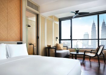 pEMANDANGAN luar bilik yang menampakkan ibu kota dan ruang istirahat di kawasan renang cukup elegan serta menarik perhatian.