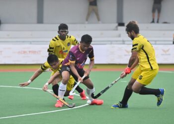 FAIZAL Saari (dua,kanan) diasak dalam aksi Liga Hoki Malaysia di Stadium Hoki MBKT di kuala Terengganu, petang tadi.- UTUSAN/PUQTRA HAIRRY ROSLI