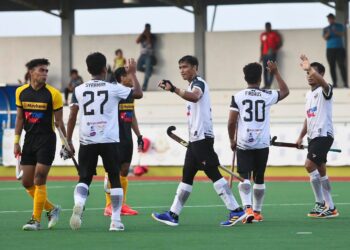 PEMAIN Hoki Terengganu meraikan jaringan ketika menumpaskan Maybank  dalam aksi Liga Hoki Malaysia di Stadium Hoki Majlis Bandaraya Kuala Terengganu (MBKT) di sini, semalam.- IHSAN Fit Terengganu