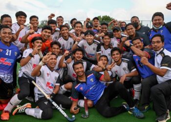 PEMAIN THT meraikan kejayaan muncul juara Liga MHL selepas mengalahkan pasukan TNB di Stadium Hoki Majlis Bandaraya Kuala Terengganu (MBKT) di Kuala Terengganu, hari ini. - PUQTRA HAIRRY ROSLI