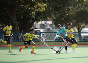 PEMAIN THT, Syaman Mat Tee (dua, kanan) diasak oleh dua pemain Young Tigers pada aksi MHL  2023 di Stadium Hoki MBKT, Kuala Terengganu, petang tadi. - UTUSAN/PUQTRA HAIRRY ROSLI