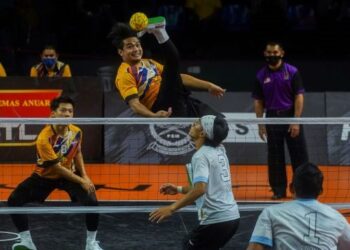 APIT kanan Kuala Lumpur Thunder, Mohamad Azlan Alias (tengah) melakukan libasan dalam aksi Liga Premier menentang Putrajaya Cyborg pada saingan STL 2021/2022 di Stadium Titiwangsa, Kuala Lumpur hari ini. - UTUSAN/SHIDDIEQIIN ZON