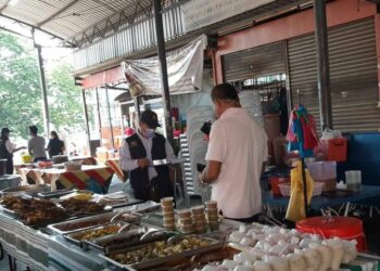 PEGAWAI KKM memeriksa gerai makanan di bazar Ramadan di Alor Setar, Kedah.