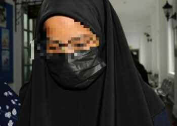 REMAJA perempuan (kanan) yang membaling pisau ke arah adik lelakinya sehingga menyebabkan kematian mangsa didakwa di Mahkamah Majistret, Johor Bahru.