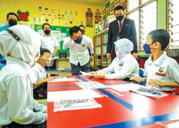 MOHAMAD Alamin (tengah) bermesra bersama murid prasekolah ketika lawatan kerja di Sekolah Kebangsaan (SK) Seksyen 7, Bandar Baru Bangi, semalam. - – GAMBAR/FARIZ RUSADIO