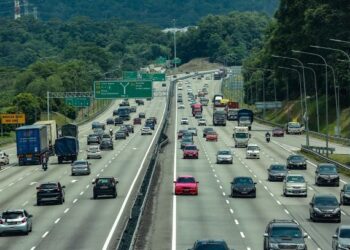 ALIRAN trafik yang padat kelihatan di Lebuhraya Utara Selatan arah Utara. - UTUSAN/AFIQ RAZALI