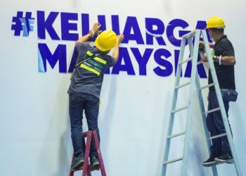 APABILA pembangkang dan kumpulan antipenubuhan tidak mendapat sesuatu atau sesuatu isu tidak dapat memuaskan hati, maka keluarlah kata-kata yang bertentangan dengan semangat Keluarga Malaysia. – UTUSAN/FARIZ RUSADIO