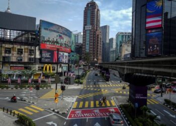 JIKA tiada usaha melahirkan masyarakat digital yang murni dan bertanggungjawab, bagaimana negara hendak menjayakan gagasan Keluarga Malaysia? – UTUSAN/FARIZ RUSADIO
