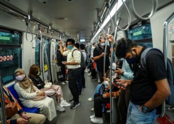 LRT laluan Kelana Jaya sekali lagi mengalami gangguan isyarat tren yang berlaku pada pagi ini. -UTUSAN/ FARIZ RUSADIO