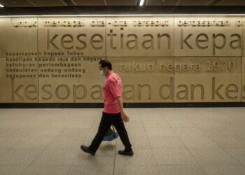 KESOPANAN dan kesusilaan yang dicatat pada perkara kelima Rukun Negara menjadi asas utama dalam membina jati diri rakyat Malaysia. – UTUSAN/FARIZ RUSADIO