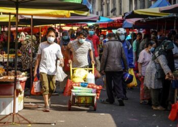 Yang tidak berduit, tidak punya kuasa dan tanpa pengaruh juga sudah jemu menurut arahan kerajaan bagi membendung kemaraan pandemik Covid-19. – UTUSAN/FARIZ RUSADIO