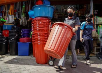 SEORANG penduduk di Jalan Kebun, Shah Alam, Selangor membeli bekas simpanan air sebagai persediaan menghadapi gangguan bekalan air bermula hari ini hingga Sabtu. - UTUSAN / ZULFADHLI ZAKI