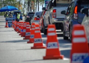 PIHAK berkuasa keselamatan perlu mengetatkan kawalan bagi mengelak rentas daerah dan negeri menjelang Aidiladha. - UTUSAN/FARIZ RUSADIO