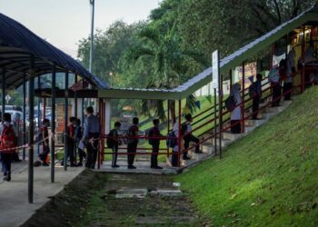 Pada tanggapan masyarakat, sekolah kebangsaan (SK) bukan sahaja berada di takuk lama bahkan didapati bertambah teruk dengan mutunya dilihat semakin susut selain tidak dapat menyediakan pendidikan yang sesuai untuk semua etnik. – UTUSAN/FARIZ RUSADIO