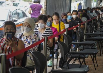 Kerisauan ramai tentang kesan dos penggalak perlu ditangani secara bijak dengan fakta oleh Kementerian Kesihatan.