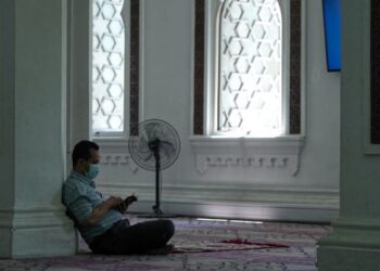 SEPATUTNYA dalam bulan Ramadan yang syaitan-syaitan dirantai dan diikat, umat Islam berpusu-pusu menuju ke rumah-rumah Allah untuk melaksanakan ibadat fardu atau sunat. – UTUSAN/MUHAMAD IQBAL ROSLI