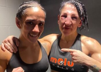 Miriam Gutierrez (kanan) bersama Amanda Serrano selepas pertarungan di  Amalie Arena, Florida kelmarin.