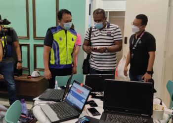 POLIS menyerbu sebuah kediaman yang dijadikan lokasi tiga lelaki melakukan jenayah penipuan atas talian di Lebuh Medini Utara, Iskandar Puteri, Johor.