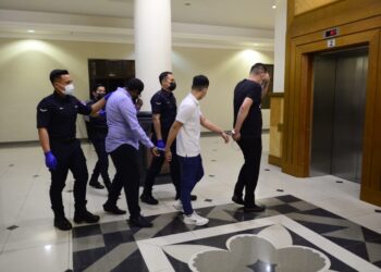 TIGA lelaki mengaku tidak bersalah atas dakwaan menyembunyikan duit orang lain menerusi syarikat pelaburan tidak wujud di Mahkamah Majistret Kuantan di Kuantan, Pahang. - UTUSAN/SHAIKH AHMAD RAZIF