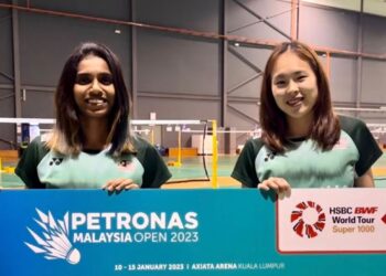 PEARLY Tan (kanan) dan M. Thinaah ketika mempromosikan tiket Terbuka Malaysia 2023.