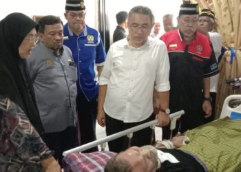 ADLY Zahari menziarahi veteran tentera, Md. Narawi Md. Kassim, 67, yang mengalami kecederaan otak akibat kemalangan jalan raya di Taman Samudera, Seri Manjung, hari ini. - UTUSAN