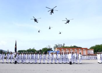 ACARA perbarisan sempena sambutan Hari Ulang Tahun TLDM Ke-89 di Pangkalan TLDM Lumut hari ini. - UTUSAN/MUHAMAD NAZREEN SYAH MUSTHAFA
