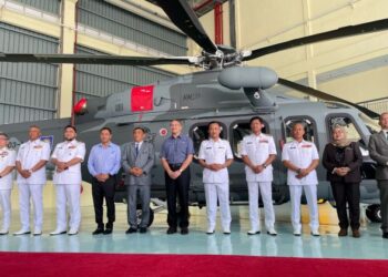 HISHAMMUDDIN Tun Hussein (tengah) bersama barisan pegawai kanan TLDM dan tetamu jemputan yang lain.