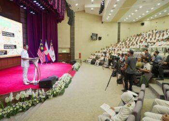 ABDUL Rahman Ayob berucap pada Majlis Perutusan Ulung Panglima Tentera Laut di Kementerian Pertahanan, Kuala Lumpur, hari ini. - UTUSAN/MOHD FARIZWAN HASBULLAH 