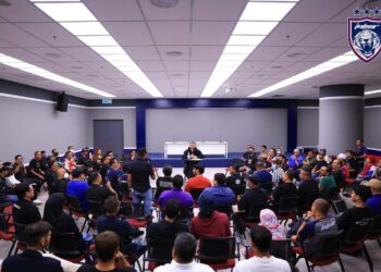 TUNKU Ismail Sultan Ibrahim dalam sesi soal jawab bersama penyokong di Stadium Sultan Ibrahim, Iskandar Puteri malam tadi. - IHSAN JOHOR SOUTHERN TIGERS