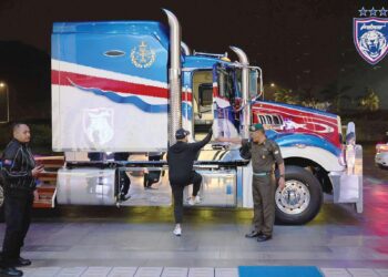 TUNKU  Ismail Sultan Ibrahim mencuri tumpuan apabila datang ke Stadium Sultan Ibrahim dengan memandu trak kelmarin. - JOHOR SOUTHERN TIGERS