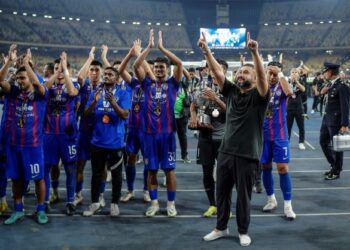 TUNKU Ismail Sultan Ibrahim ketika meraikan kejayaan JDT muncul juara Piala Malaysia, menumpaskan Selangor FC tahun lalu.