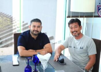 TUNKU Ismail Sultan Ibrahim (kiri) ketika bersama Lim Teong Kim.