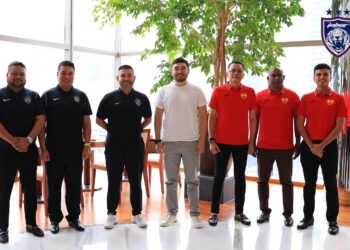 TUNKU Ismail Sultan Ibrahim (tiga kiri) dan Tengku Amir Shah Sultan Sharafuddin Idris Shah Alhaj (tengah) mengadakan pertemuan di Kuala Lumpur. - IHSAN JOHOR SOUTHERN TIGERS