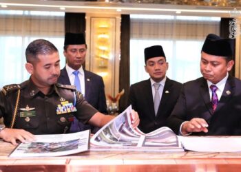 TUNKU Ismail Sultan Ibrahim mendengar penerangan mengenai pembinaan pusat belia yang disertai Pengerusi Jawatankuasa Pelancongan, Belia dan Sukan Johor, Datuk Onn Hafiz Ghazi (dua dari kanan) dan Setiausaha Kerajaan Negeri, Datuk Azmi Rohani (dua dari kiri). - FACEBOOK HRH CROWN PRINCE OF JOHOR