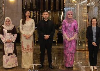 TUNKU Ismail Sultan Ibrahim mengadakan pertemuan dengan Rina Harun (dua dari kanan) bagi membincangkan isu melibatkan kanak-kanak OKU, Bella di Royal Johor Polo Club, Johor Bahru.