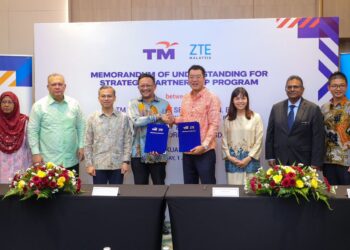 PENGARAH Urusan ZTE (Malaysia) Corporation Sdn. Bhd, Steven Ge (empat dari kanan) bertukar dokumen bersama Ketua Pegawai Eksekutif Kumpulan TM, Datuk Imri Mokhtar (empat dari kiri) sambil disaksikan Menteri Komunikasi dan Digital, Fahmi Fadzil pada majlis menandatangani memorandum persefahaman (MoU) diantara TM Technology Services Sdn. Bhd dengan ZTE (Malaysia) Corporation Sdn. Bhd di Hotel Hilton. UTUSAN/SADDAM YUSOFF