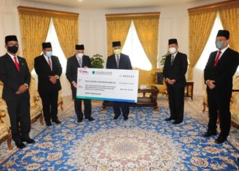 TUANKU Muhriz Ibni Almarhum Tuanku Munawir (tiga dari kanan) bersama cek zakat perniagaan yang diserahkan TNB kepada MAINS dalam satu majlis di Istana Hinggap, Seremban, Negeri Sembilan, hari ini.