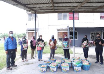 JURUTEKNIK Bahagian Senggaraan Elektrik
TNB, Mohd. Jamil Ramlan (kiri) menyerahkan
sumbangan kepada 30 buah keluarga di
Rumah Pangsa Taman Hijau, Sitiawan, Perak
pada 27 April lalu.