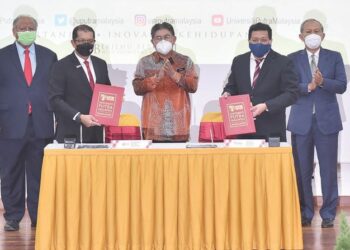Majlis menandatangani perjanjian bekalan tenaga boleh baharu di antara Dr. Mohd. Roslan Sulaiman (dua kiri) dan Megat Jalaluddin Megat Hassan (dua kanan) disaksikan oleh Abdul Razak Jaafar (tengah), baru-baru ini.