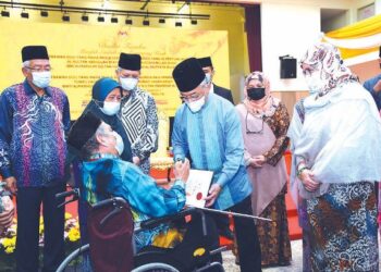 Yang di-Pertuan Agong, Al-Sultan Abdullah Ri’ayatuddin Al-Mustafa Billah Shah dan Raja Permaisuri Agong, Tunku Hajah Azizah Aminah Maimunah Iskandariah berkenan mengurniakan kediaman kepada Jumat Aris di Kuala Lumpur. Turut hadir, Mahdzir Khalid (kiri) dan Menteri Wilayah Persekutuan, Tan Sri Annuar Musa (barisan belakang, dua dari kiri).