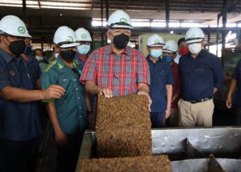 MAHDZIR Khalid (tiga kiri) semasa melawat Kilang Getah SMR di Tuaran, Sabah, hari ini.