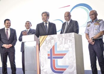 Mohamad Hasan bersama Jeneral (B)  Raja Mohamed Affandi Raja Mohamed Noor (dua dari kanan) pada Majlis Pengumuman Dividen Lembaga Tabung Angkatan Tentera (LTAT) 2022 dan Penyampaian Hadiah Caburan Bertuah Aplikasi MyWira di Kuala Lumpur, semalam. – UTUSAN/FAIZ ALIF ZUBIR