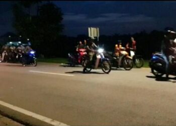 SEBAHAGIAN remaja yang ditahan polis ketika sedang melepak di tepi jalan di Tasek Gelugor, Butterworth, Pulau Pinang petang semalam. - IHSAN POLIS