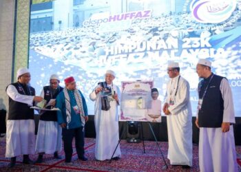 AHMAD Zahid Hamidi melancarkan Pelan Tindakan Dasar Pendidikan Tahfiz Negara 2.0 pada Majlis Himpunan  23,000 Huffaz Malaysia di Masjid Wilayah Persekutuan di Kuala Lumpur, hari ini. - UTUSAN SADDAM YUSOF