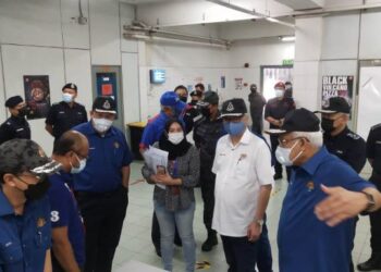 ISMAIL Sabri Yaakob bersama Hamzah Zainudin (kanan) dan Acryl Sani (belakang, dua dari kanan) hadir dalam serbuan dekat sebuah kilang makanan di Pelabuhan Klang, Klang, Selangor dalam Op Patuh hari ini. - FOTO/MOHAMAD ATHIR ISMAIL