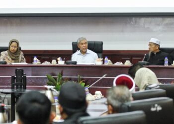 AHMAD Zahid Hamidi (tengah) dalam sidang akhbar semasa melawat UPSI Kampus Sultan Abdul Jalil Shah  di Tanjung Malim hari ini. - UTUSAN/MUHAMAD NAZREEN SYAH MUSTHAFA