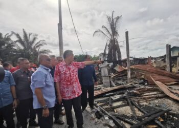 AHMAD Zahid Hamidi (kanan) ketika melawat rumah penduduk yang terbakar di Jalan Bagan Ikan di Bagan Datuk hari ini. - UTUSAN/AIN SAFRE BIDIN